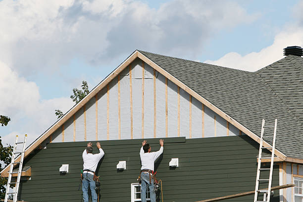 Professional Siding Installation technician working in Kent, WA